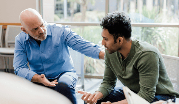 Ein Chef zeigt seinem Mitarbeiter gegenüber Empathie, Mitgefühl und Verständnis