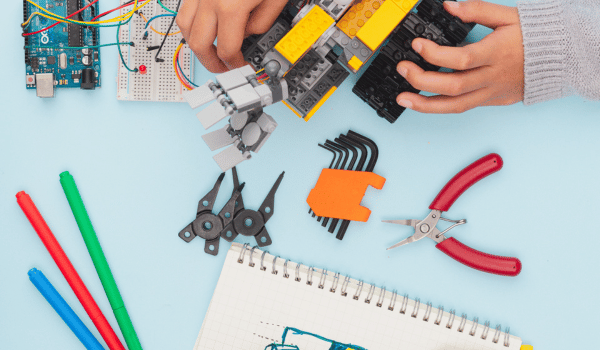 Prototype Entwicklung im Innovationsraum mit verschiedenen Materialien