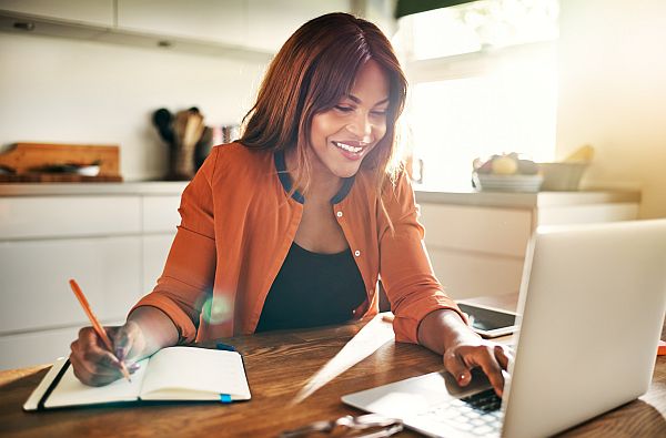 Preboarding neue Mitarbeiterin freut sich über Kontakt zum Unternehmen